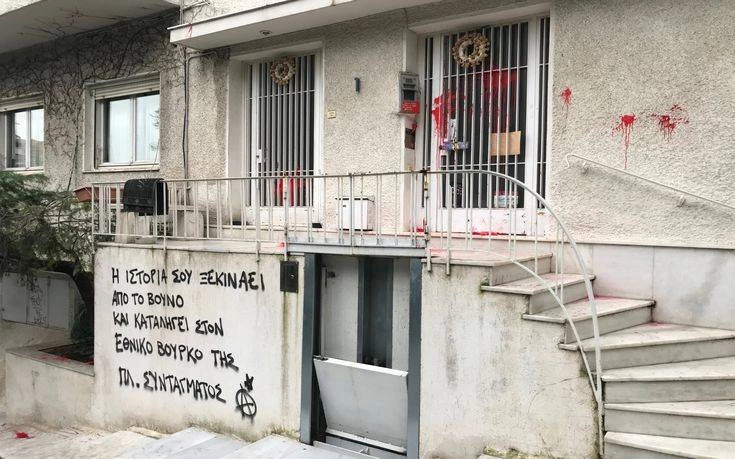 Αρχισαν τα όργανα: Επίθεση αναρχικών στο σπίτι του Μίκη Θεοδωράκη – «Να αυξηθεί η θέληση και ο θυμός του λαού» απαντά  – Σημαία 150 τμ η απάντηση στην τρομοκρατία τους